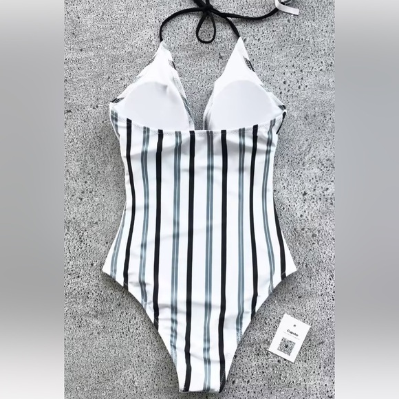 Cupshe One-Piece Swimsuit - Picture 4 of 9